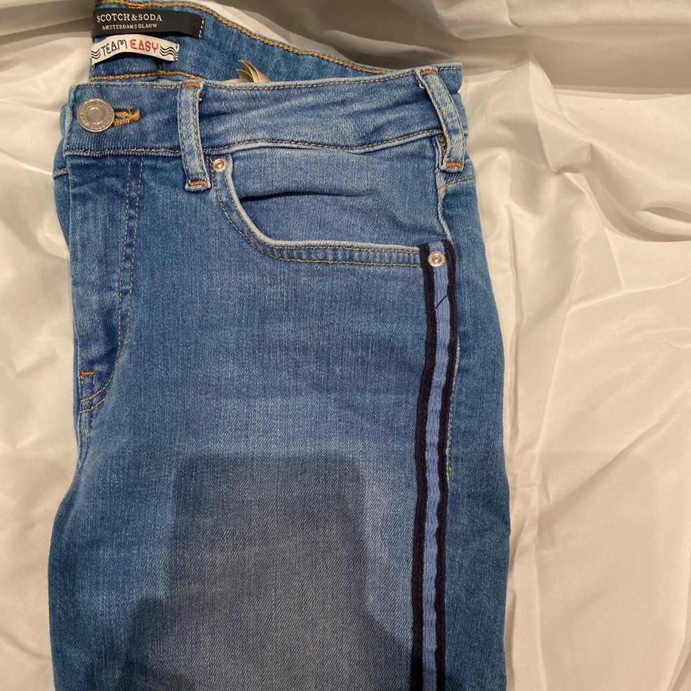 Light-wash Denim Skinny Jeans with Stylish Stripe